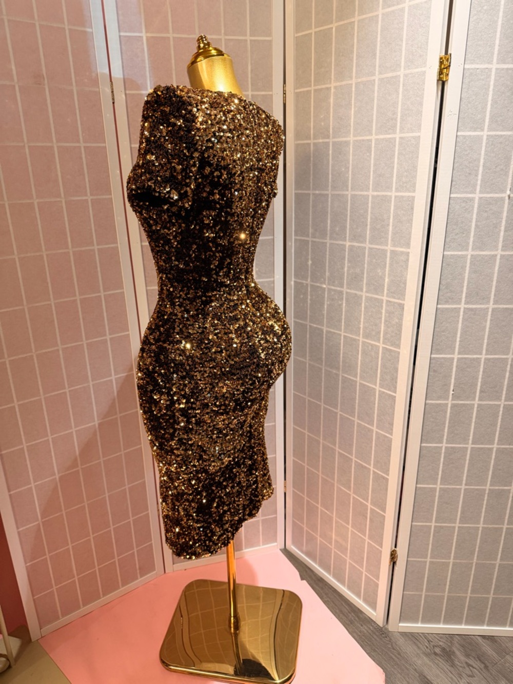 Shine ✨ Like A Star Helsi Gold Sequin Short Sleeve Dress - Picture 6 of 12